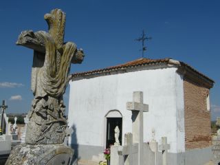 (Fig. 80.2/3). Cementerio de Alcazarén; vista general del emplazamiento que ocupaba la ermita, conservándose únicamente el camarín del padre Pontones, cuya puerta de acceso y actual muro de cerramiento son obras de mediados del siglo pasado.