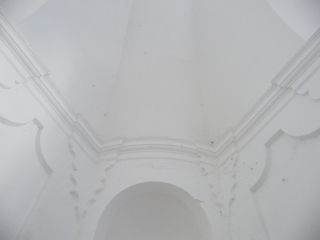 (Fig. 92.3). PONTONES. Detalle de uno de los trapecios del camarín, sobresaliendo por su fuerte convexidad, que contrasta con el nicho semicircular, observable en su interior.